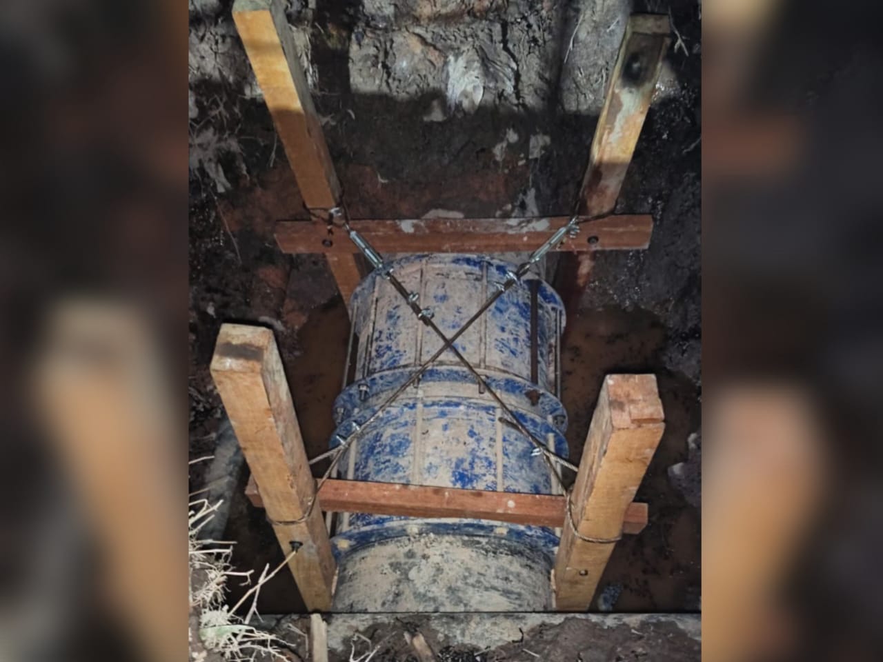 Kondisi pipa setelah diperbaiki dan belum ditimbun untuk memastikan tidak ada kebocoran lagi. (Perumda Tirta Mentaya untuk Radar Sampit).