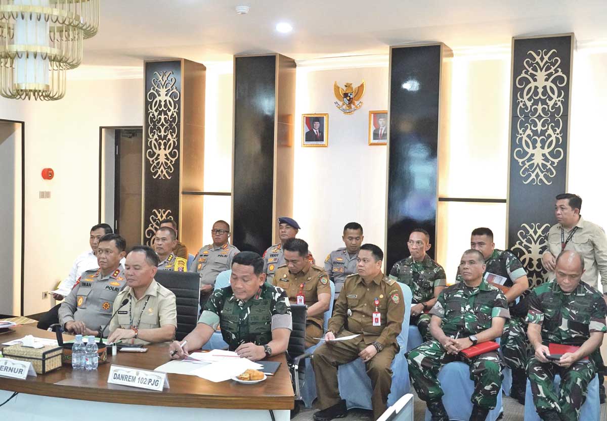 ANTISIPASI KARHUTLA: Gubernur Kalteng Agustiar Sabran saat Rakor Karhutla secara virtual dari ruang kerjanya, Senin (28/7/2025).