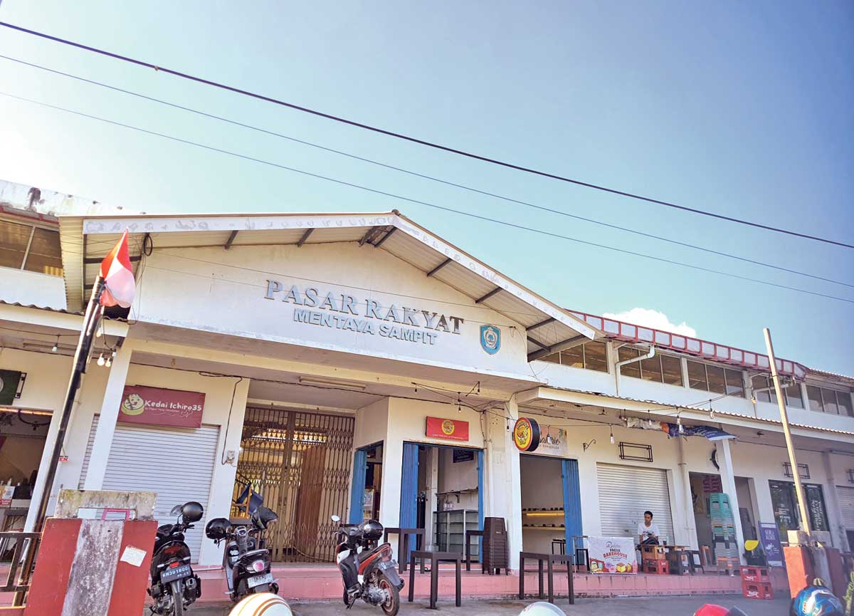 ASET DAERAH: Kios di Pasar Rakyat Mentaya, salah satu aset bangunan milik Pemkab Kotim yang dikelola Diskoperindag Kotim, Rabu (30/7).