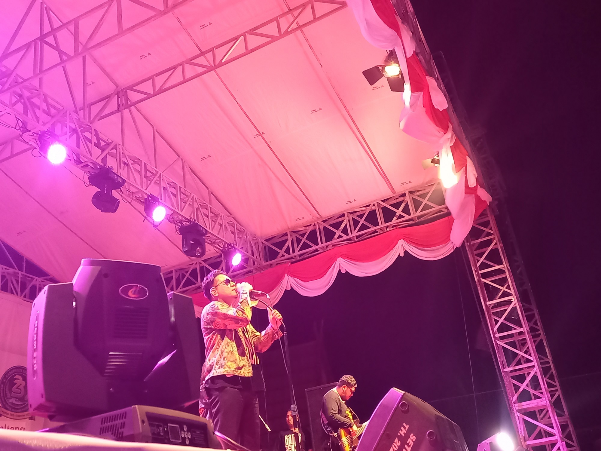 Personel band Batas Senja saat tampil di Kuala Pembuang, Selasa (29/7) malam.