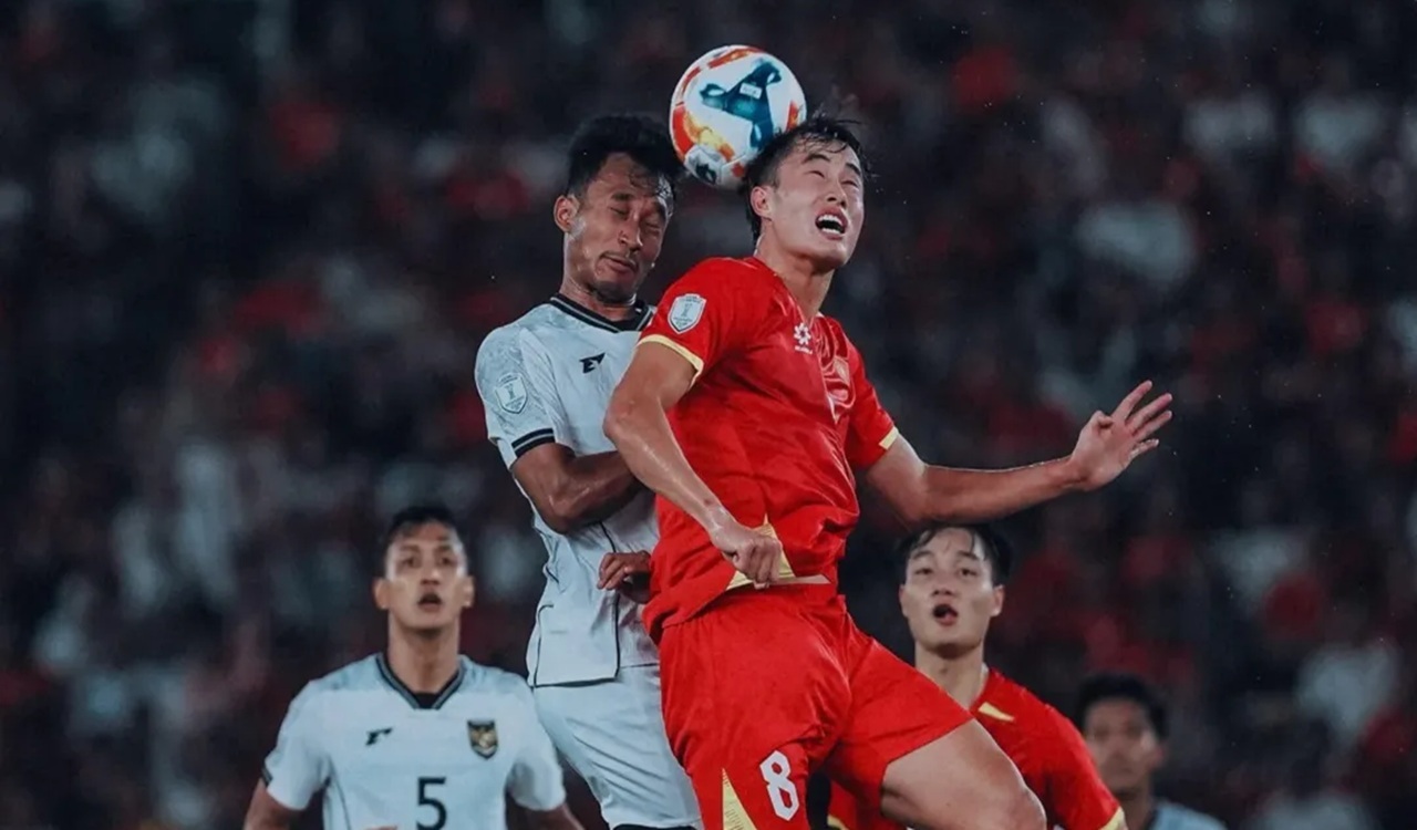 Perebutan bola antara pemain timnas Indonesia U23 vs pemain timnas Vietnam U23 di final Piala AFF U23/2025, Selasa (29/7) malam.