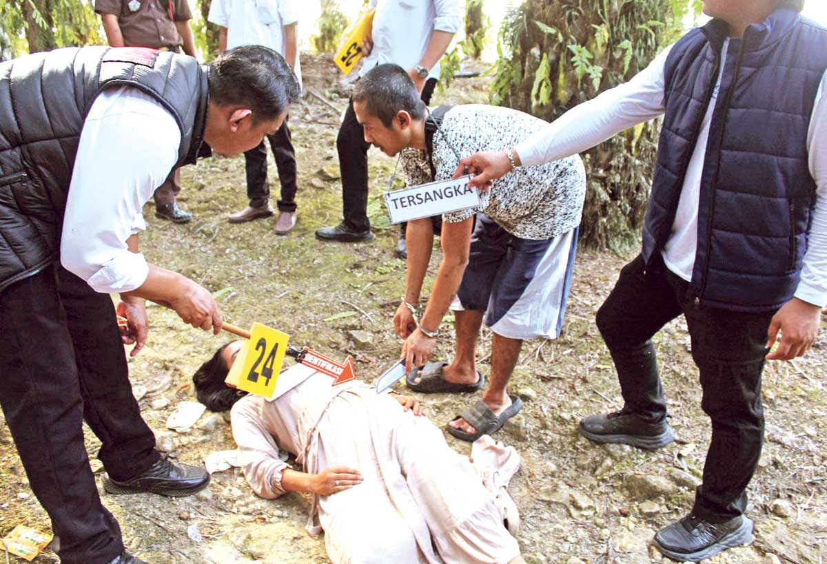 KEDUA KALI: Salah satu adegan dalam rekonstruksi ulang kasus pembunuhan ibu kandung yang digelar Polres Lamandau, Senin (28/7).