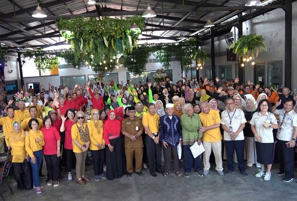 REUNI: Foto bersama ratusan alumni SMAN 1 Sampit tahun 1973-1986 di sebuah kafe Jalan S Parman, Selasa (29/7/2025).