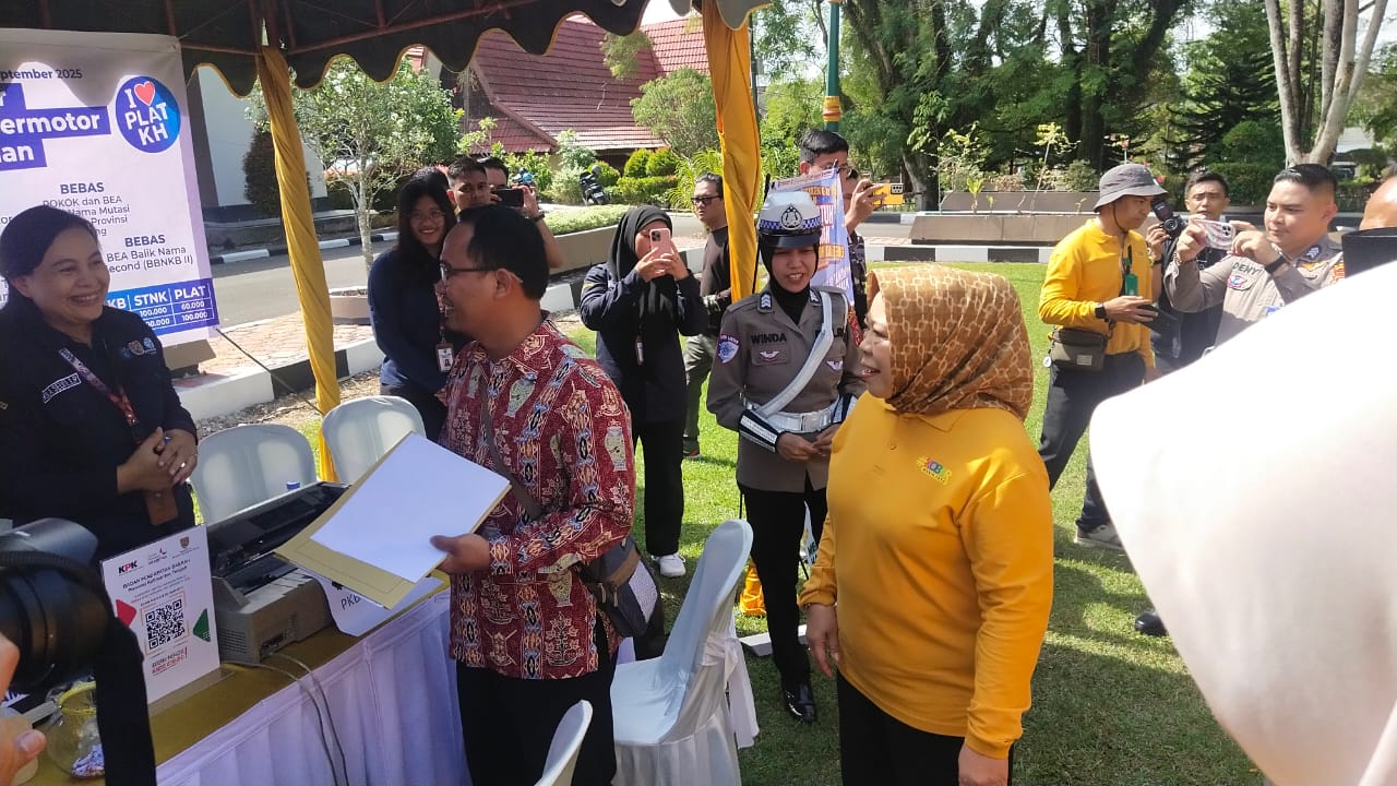Bupati Kobar saat mengecek ke stand pelayanan pajak. (Syamsudin/Radar Sampit)