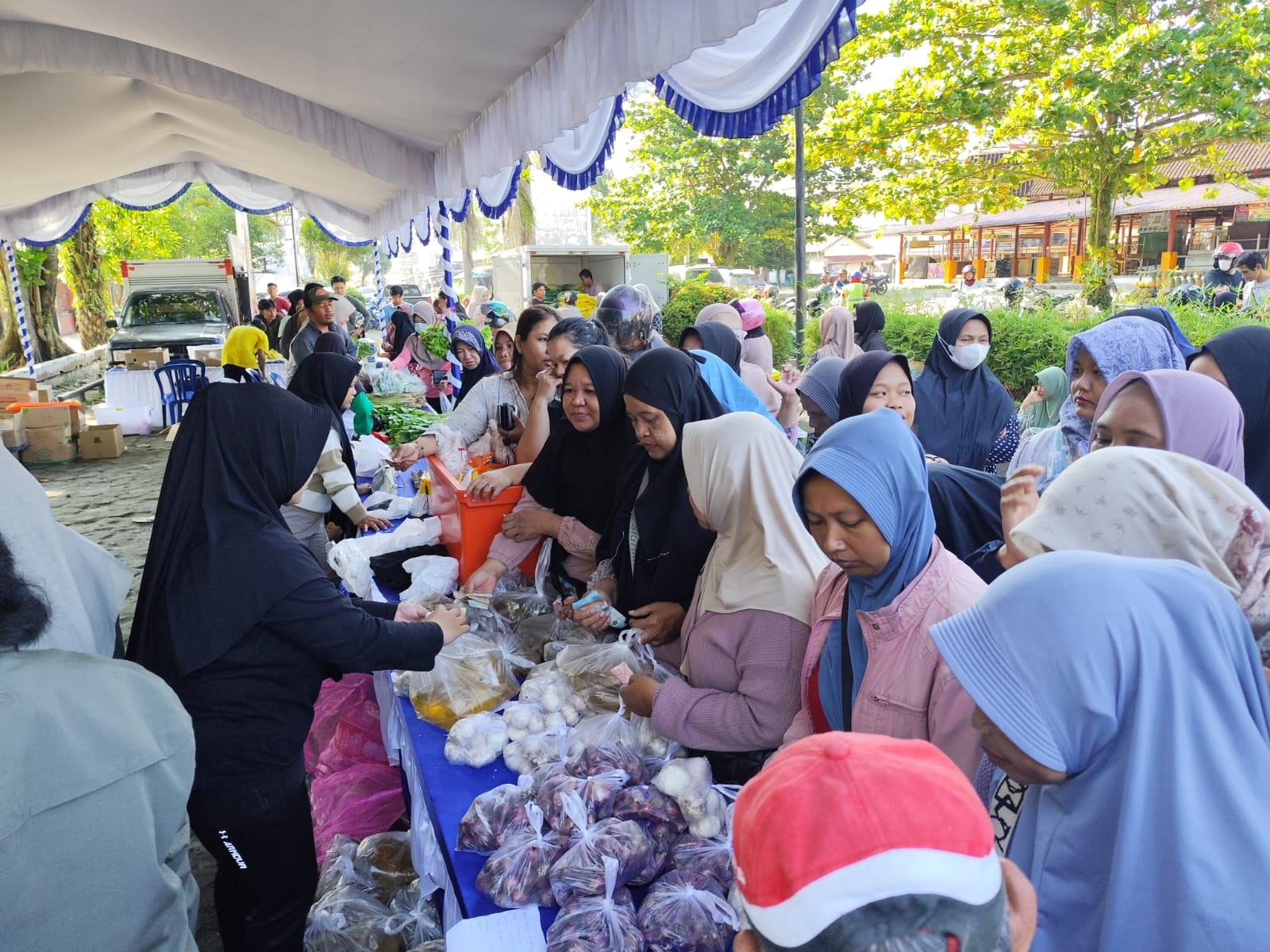 Gerakan Pangan Murah (GPM) yang digelar di Taman Kota Sampit, Rabu (30/7), disambut antusias warga.