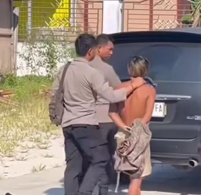 MALING : Pelaku pencurian kotak amal masjid di Kecamatan Baamang digiring petugas Kepolisian, Rabu (30/7/2025). FOTO: TANGKAPAN LAYAR/RADAR SAMPIT