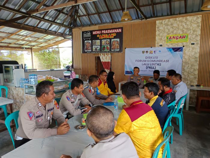 DISKUSI: Lintas instansi yang tergabung dalam FKLL Seruyan saat mengelar diskusi keselamatan lalu lintas, Jumat (1/8/2025). FOTO: POLRES SERUYAN/RADAR SAMPIT