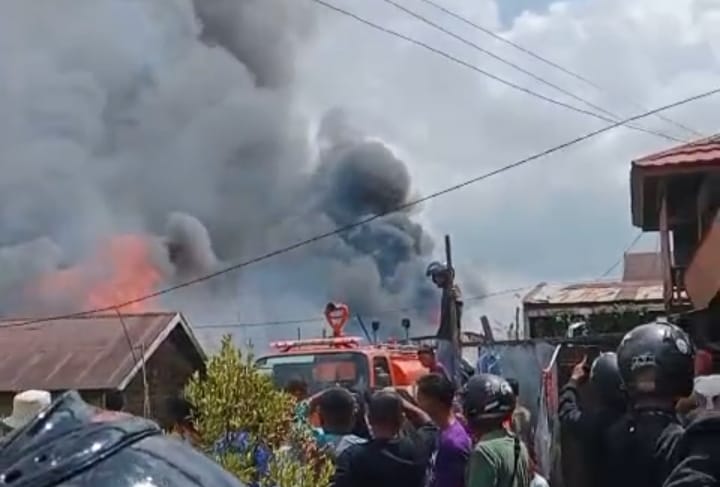 TERBAKAR: kebakaran hebat melanda permukiman padat penduduk di Kelurahan Baru, Kota Pangkalan Bun, Jumat (1/8/2025)Sulistyo/Radar Sampit