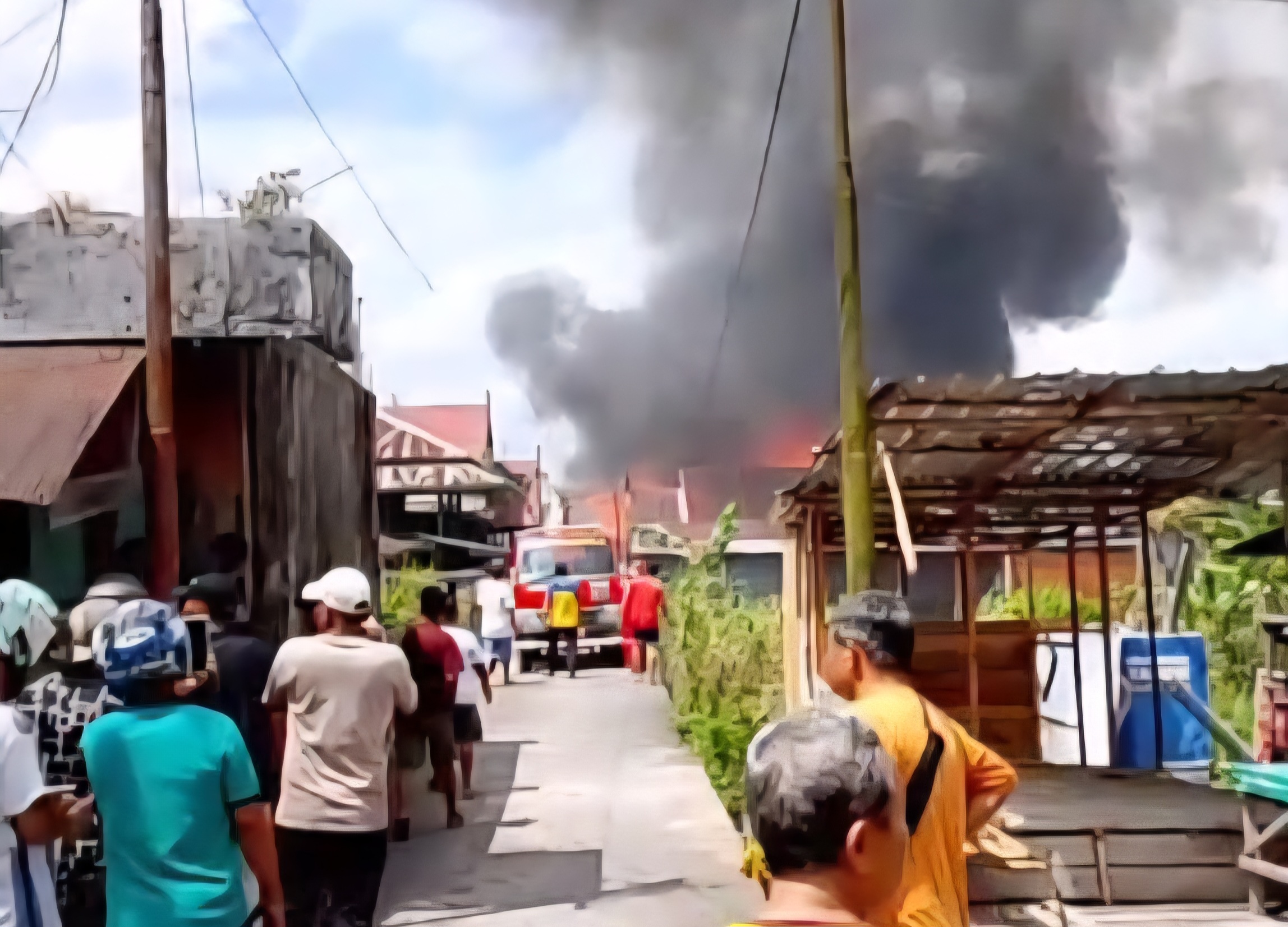 KEBAKARAN: Pemadam kebakaran kesulitan masuk ke kang sempit di Kelurahan Baru saat proses pemadaman kebakaran, Jumat (1/8/2025) ( Sulistyo/Radar Sampit)