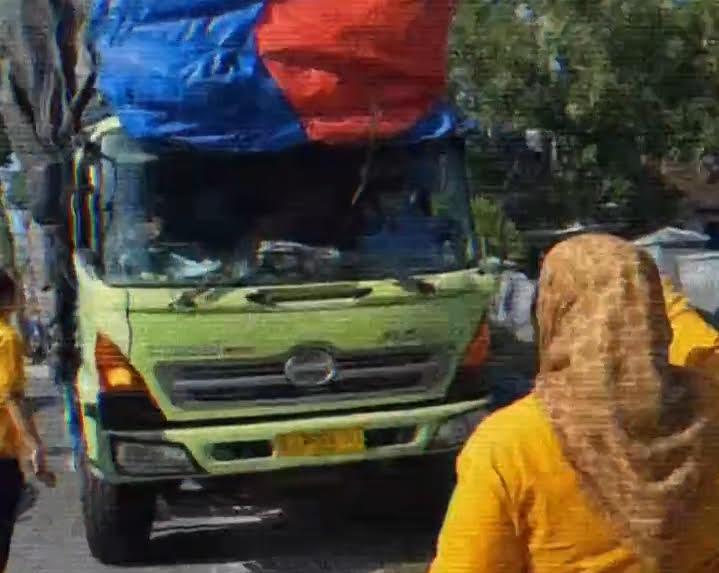 Bupati Kobar Nurhidayah saat menemukan sebuah truk fuso yang sedang di bongkar muatannya di badan Jalan Ahmad Wongso, Jumat (1/8).
