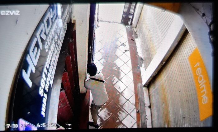 BERAKSI : Seorang pria berseragam perusahaan sawit terekam CCTV saat mencuri kotak amal di kawasan PPM Sampit, Jumat (1/8/2025) siang. FOTO: TANGKAPAN LAYAR/RADAR SAMPIT