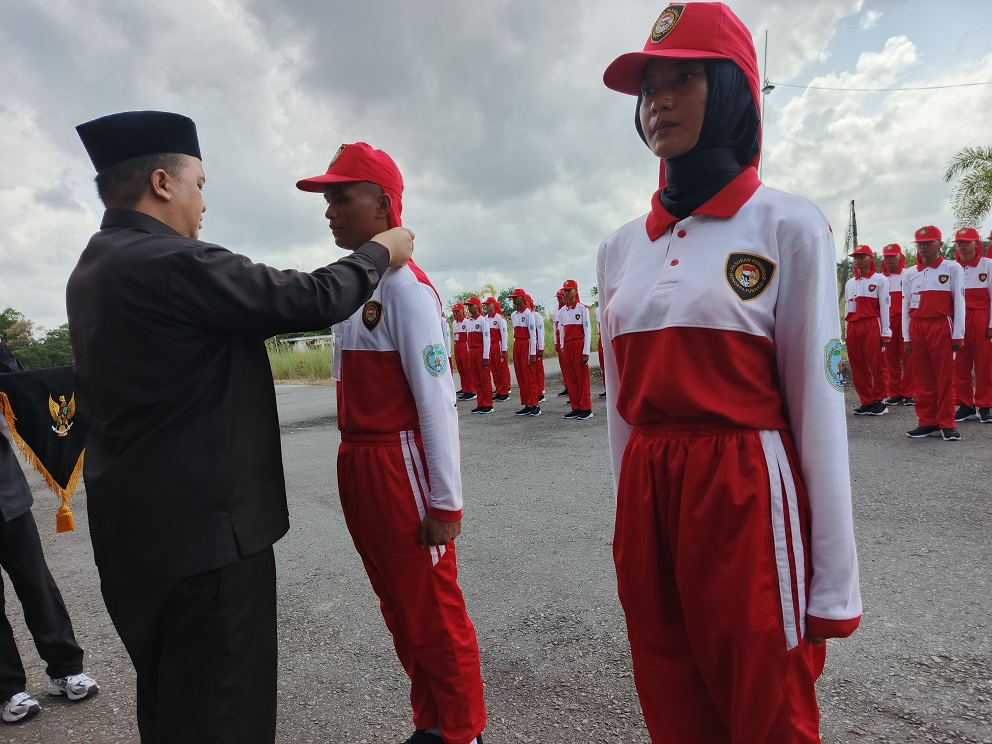 Penyematan tanda peserta pelatihan paskibraka oleh Bupati Lamandau di stadion Hinang Golloa, Jumat (1/8).