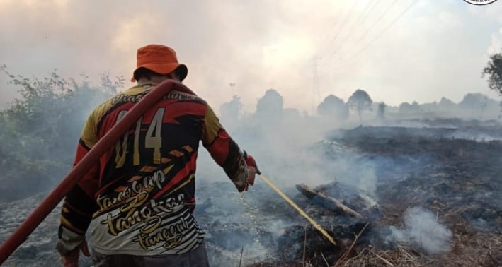 Penanganan karhutla di kilometer 22, Kelurahan Kotawaringin Hilir, Kecamatan Kotawaringin Lama, Kabupaten Kobar, Jumat (1/8).