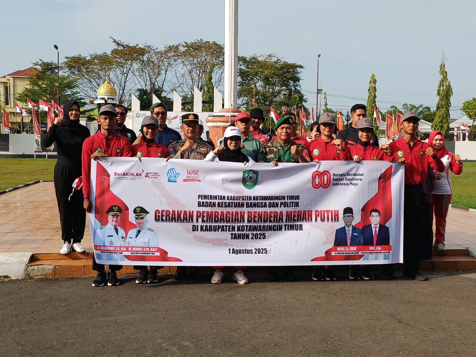 Wakil Bupati Kotim Irawati dan unsur Forkopimda Kotim, serta kepala SOPD saat mengawali pembagian ribuan bendera Merah Putih, di halaman kantor Bupati Kotim, Jumat (1/8).