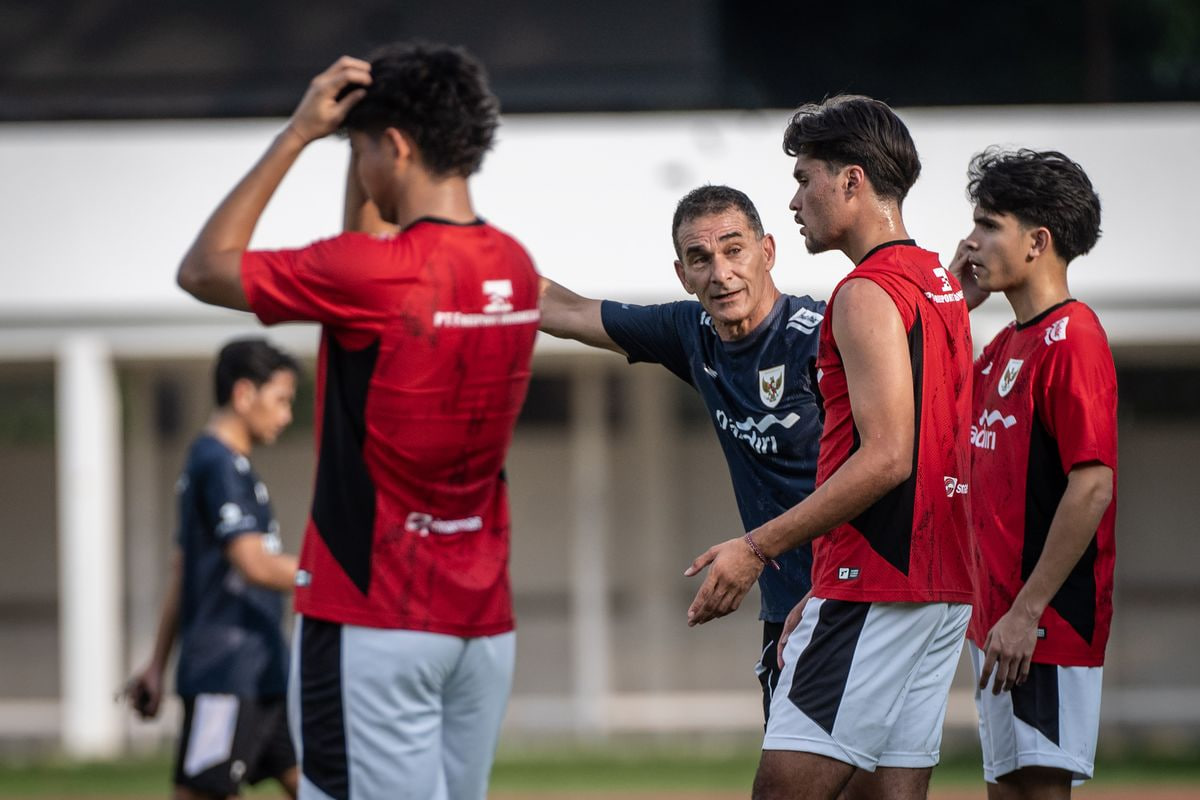 Pelatih Timnas U-23 Gerald Vanenburg saat memberikan arahan timnya, belum lama tadi.