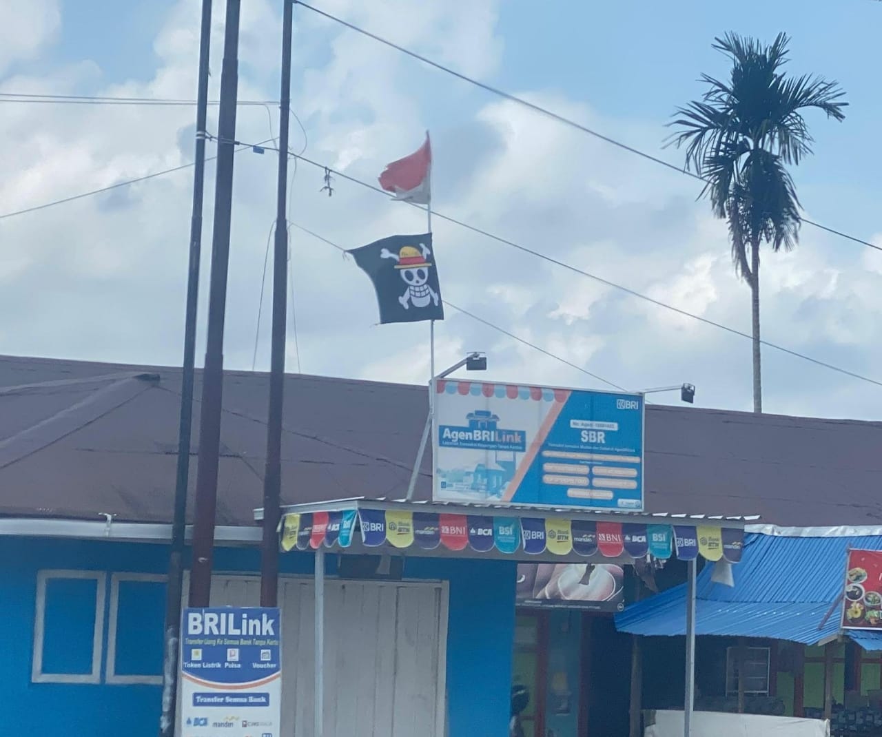 Saat terpantau berndera merah putih dibawahnya bendera One Piece, diwilayah Desa Kujan, Kecamatan Bulik, Kabupaten Lamandau, Kalteng Sabtu (2/8/2025). (Istimewa)