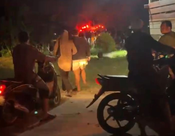 BAKAR SAMPAH: Warga berkumpul di sekitar lokasi pembakaran sampah di gang Rarait 3, Kelurahan Baru, Kecamatan Arsel, Kabupaten Kobar, Jumat (1/8.2025) malam pukul 19.30 WIB. FOTO: IST/RADAR SAMPIT