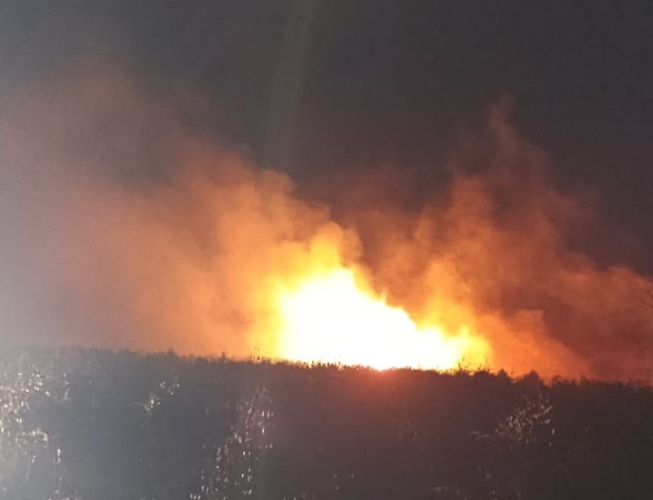 PEMADAMAN : Kebakaran lahan di Jalan Jaksa Agung Soeprapto Kelurahan Baamang Hulu, Jumat (1/8/2025) malam.&nbsp;BPBD UNTUK RADAR SAMPIT