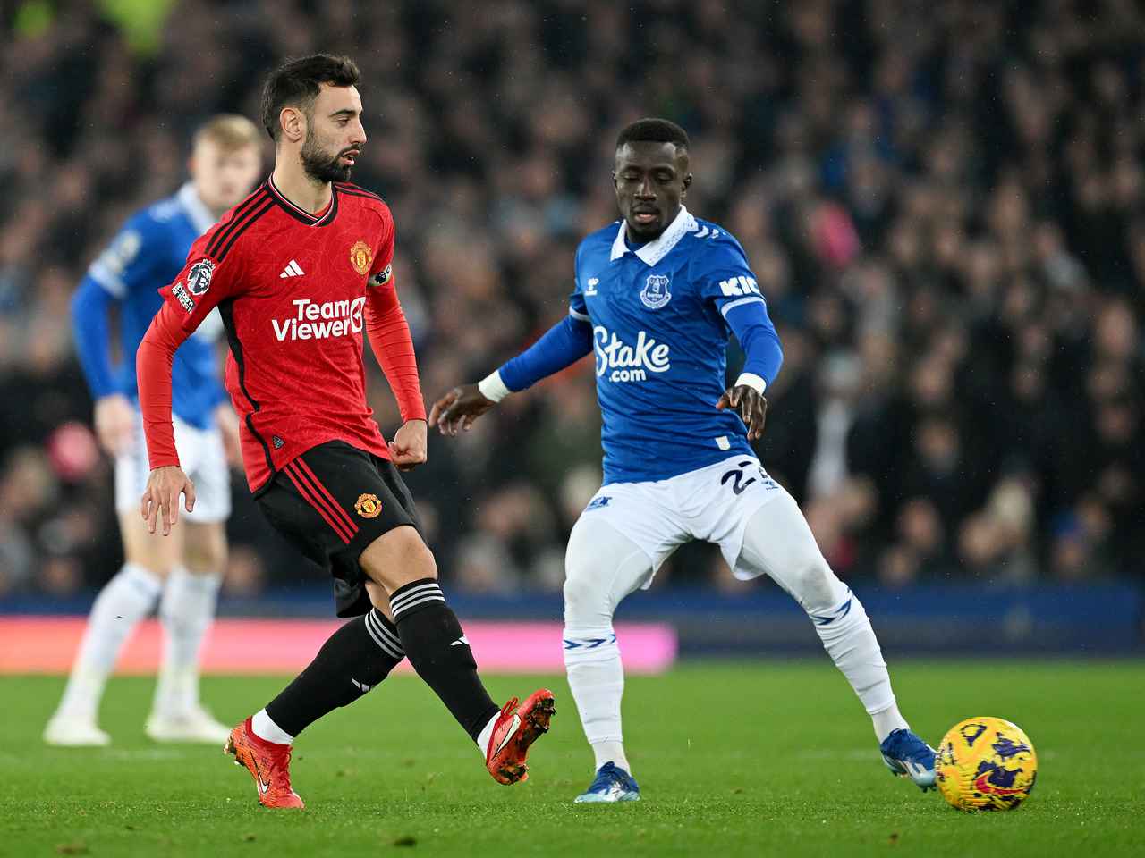 Pemain MU Bruno Fernandes, saat laga melawan Everton di EPL musim lalu.