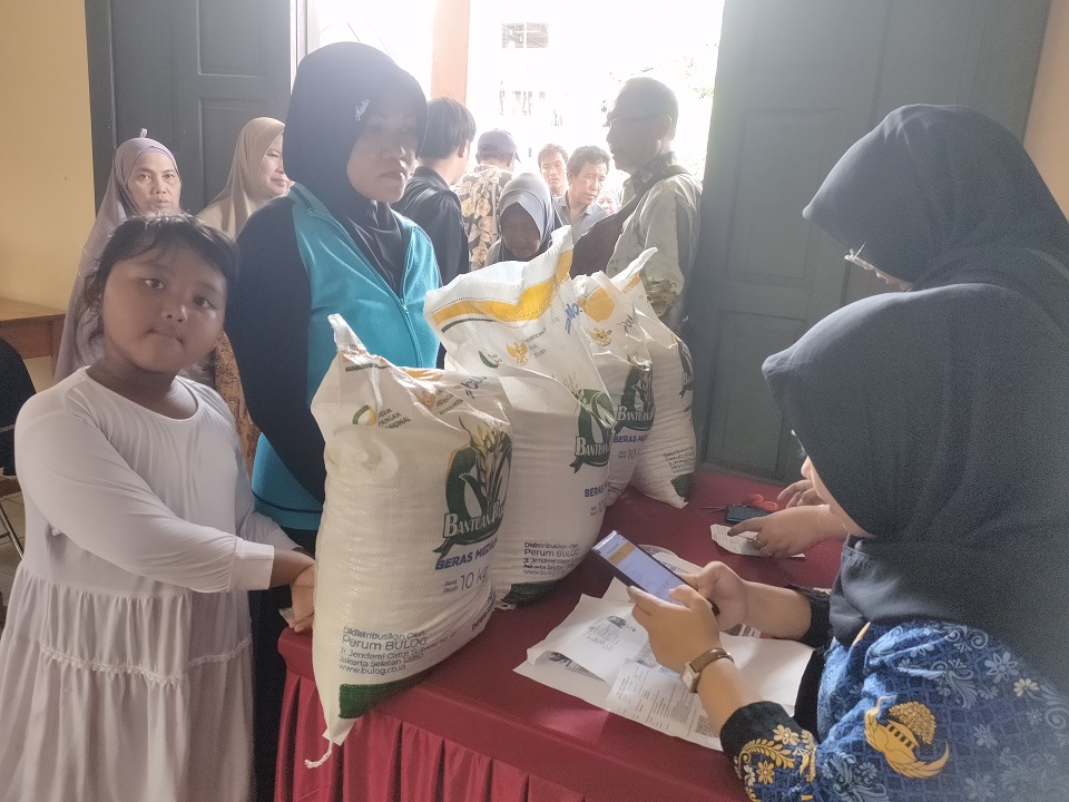 Distribusi perdana bantuan pangan di  Kelurahan Baamang Tengah, pertengahan Juli lalu.