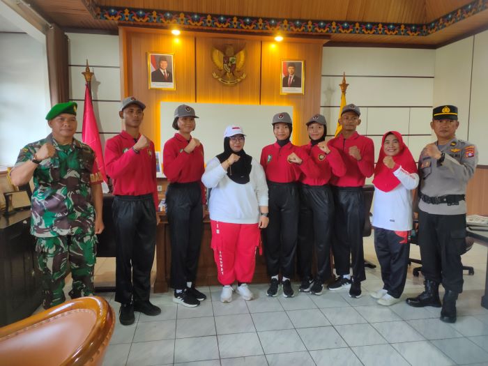 FOTO BERSAMA: Wakil Bupati Kotim Irawati melepas secara resmi lima calon Paskibraka Kotim ke tingkat Provinsi Kalteng, Jumat (1/8/2025). YUNI/RADAR SAMPIT