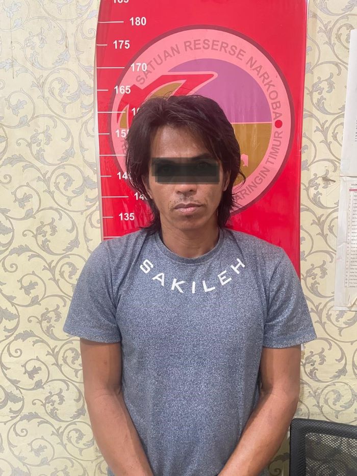 NARKOBA : Satu budak sabu inisial E alias Marek (42) diamankan di kantor polisi. FOTO: POLRES KOTIM/RADAR SAMPIT