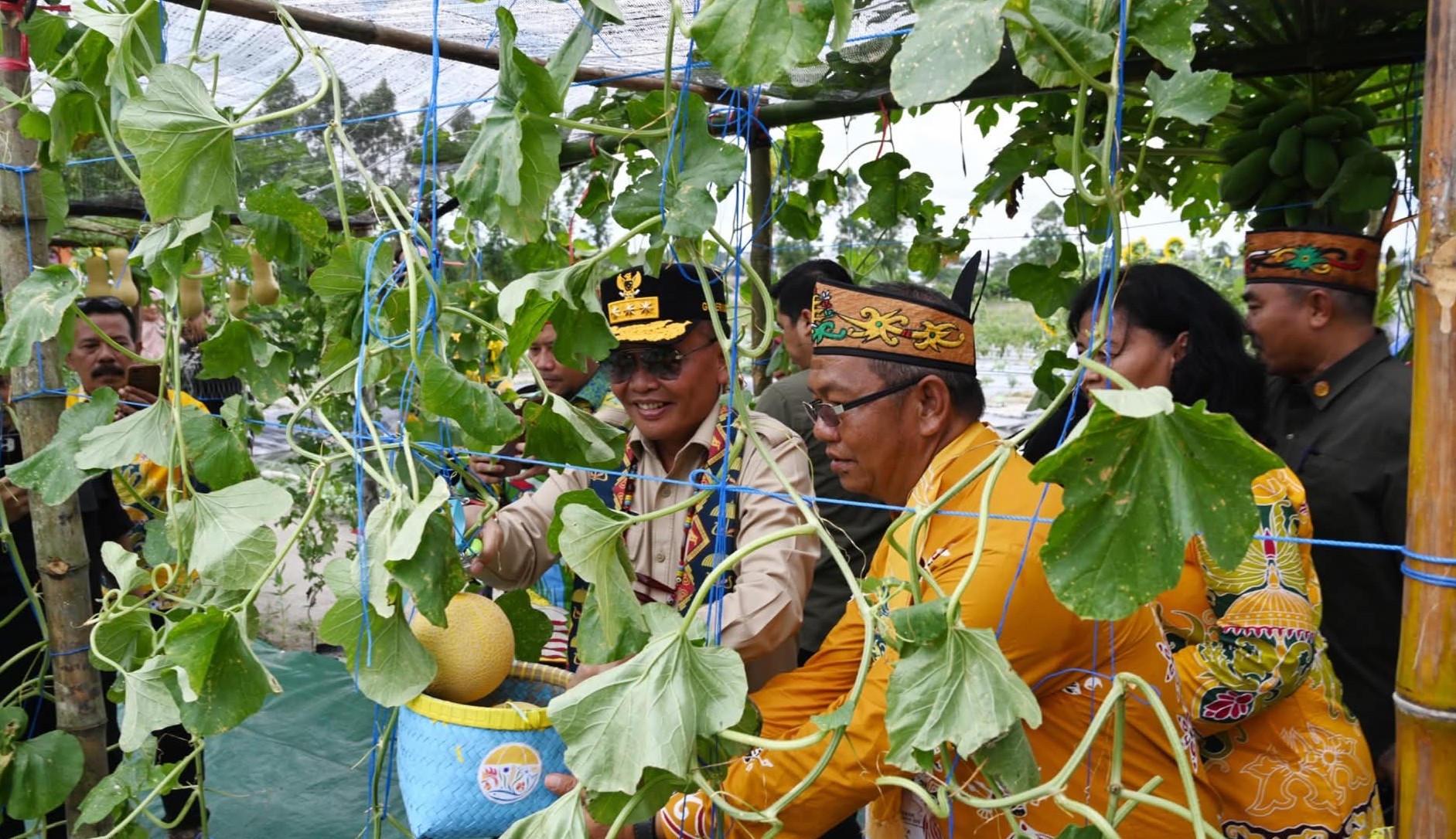Gubernur Kalteng didampingi Bupati Kobar saat pembukaan Peda KTNA Provinsi Kalteng di Pangkalan Bun. &nbsp;SYAMSUDIN/RADAR SAMPIT&nbsp;