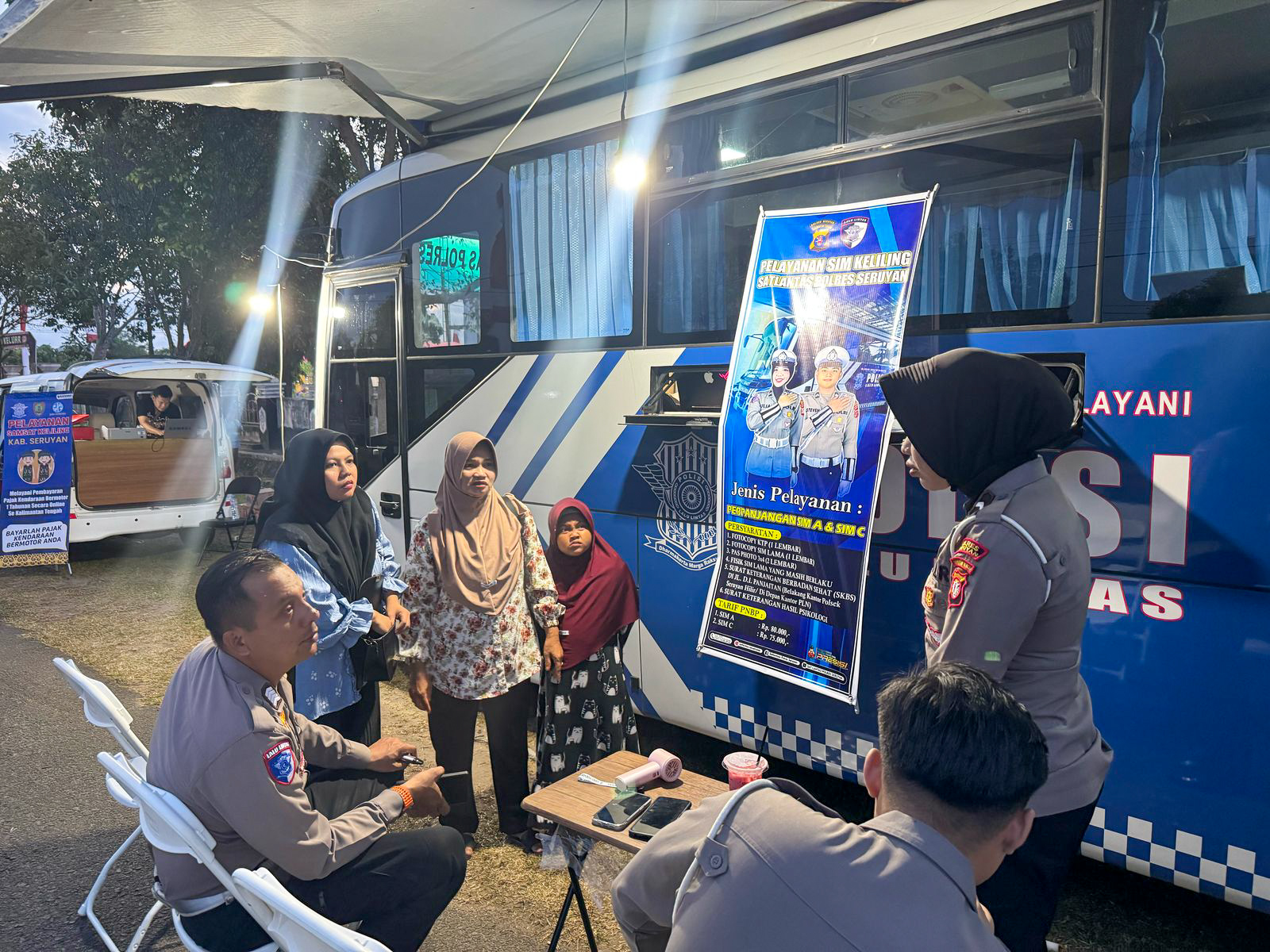 Petugas Satlantas Seruyan melayani warga yang ingin memperpanjang SIM melalui kendaraan  pelayanan keliling, Sabtu (2/8) malam.