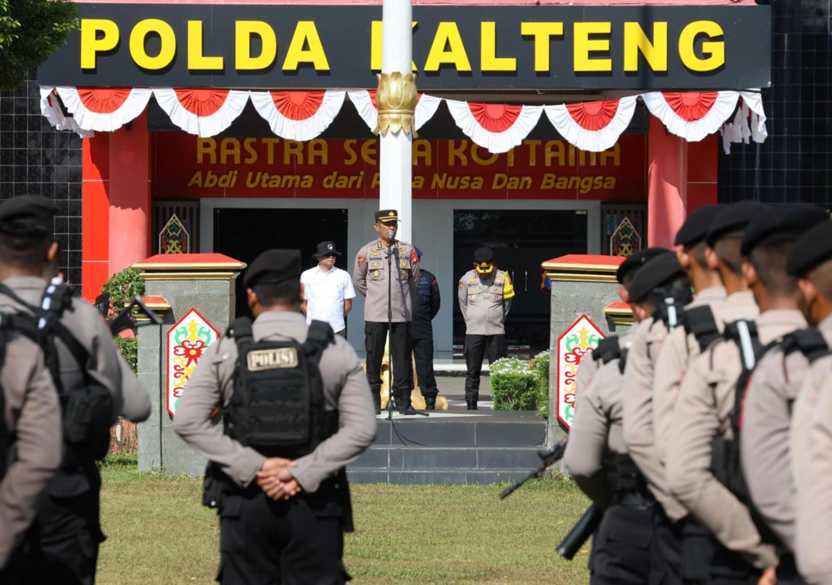 PELEPASAN: Kepala Biro Operasi Polda Kalteng Kombes Pol Sugeng Riyadi memberikan pengarahan pada personel yang ditugaskan mengamankan PSU Pilkada Batara, Minggu (3/8).