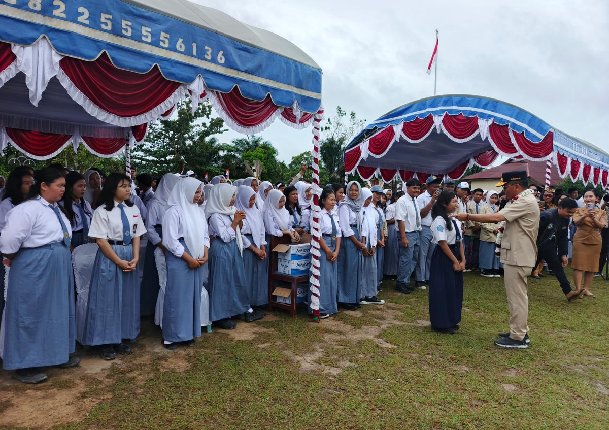 MOTIVASI: Gubernur Kalteng Agustiar Sabran memberi motivasi kepada siswa SMKN 2 Nanga Bulik, Senin (4/8).