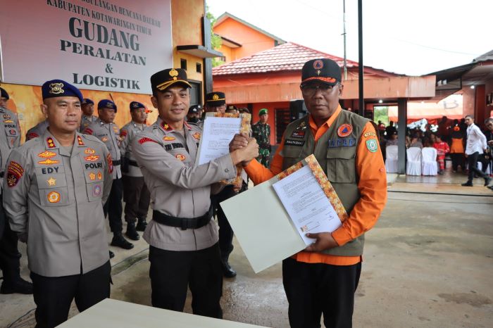 HADIR : Wakapolres Kotim Kompol Tri Wibowo saat menghadiri apel siaga Karhutla di BPBD Kotim, Senin (4/8/2025). FOTO: POLRES KOTIM/RADAR SAMPIT