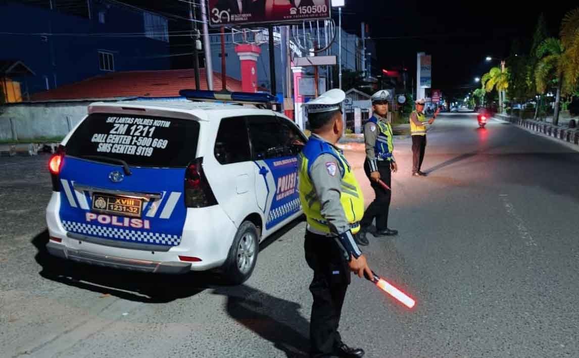 SATLANTAS: Anggota Satlantas saat menggelar patroli malam hari di sejumlah titik rawan. (Usay/Radar Sampit)
