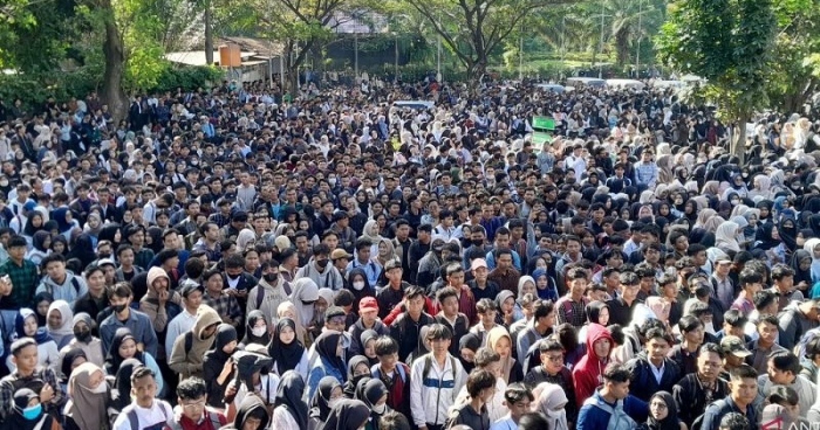 Antrean para pencari kerja saat ada Jobfair 2025 di Bekasi belum lama tadi.