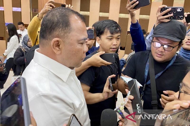 Direktur Tindak Pidana Tertentu (Dirtipidter) Bareskrim Polri Brigjen Pol. Nunung Syaifuddin (kiri) menjawab pertanyaan wartawan di Markas Besar Polri, Jakarta, Rabu (11/6/2025). ANTARA/Fath Putra Mul