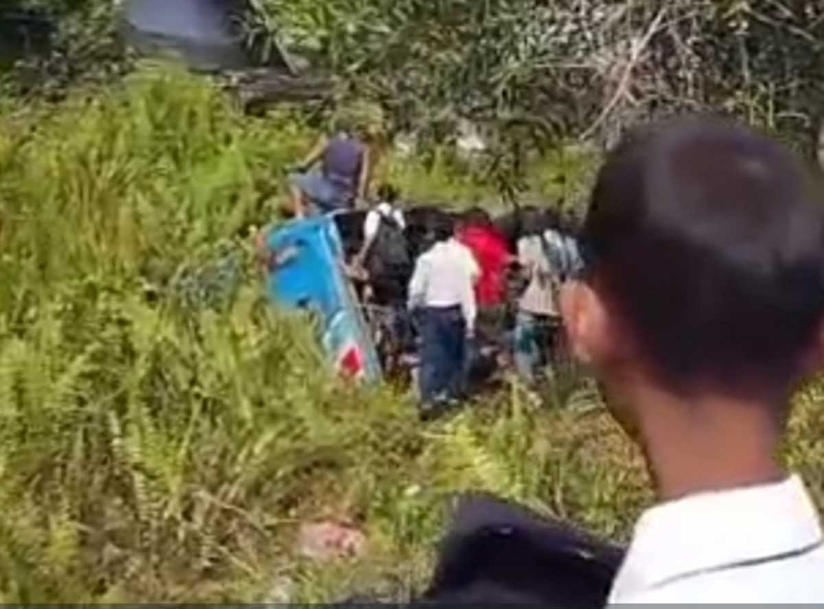 KECELAKAAN: Bus sekolah yang mengangkut pelajar masuk parit.