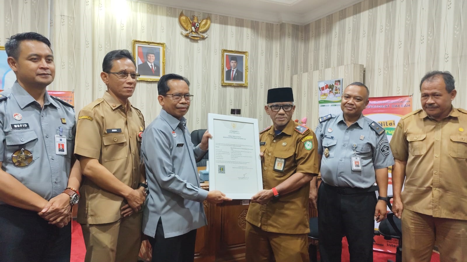 Pj Sekda Kotim Masri menerima sertifikat KIK untuk Silat Kuntau Bangkui dari perwakilan Kemenkumham Kalimantan Tengah, Selasa (5/8).
