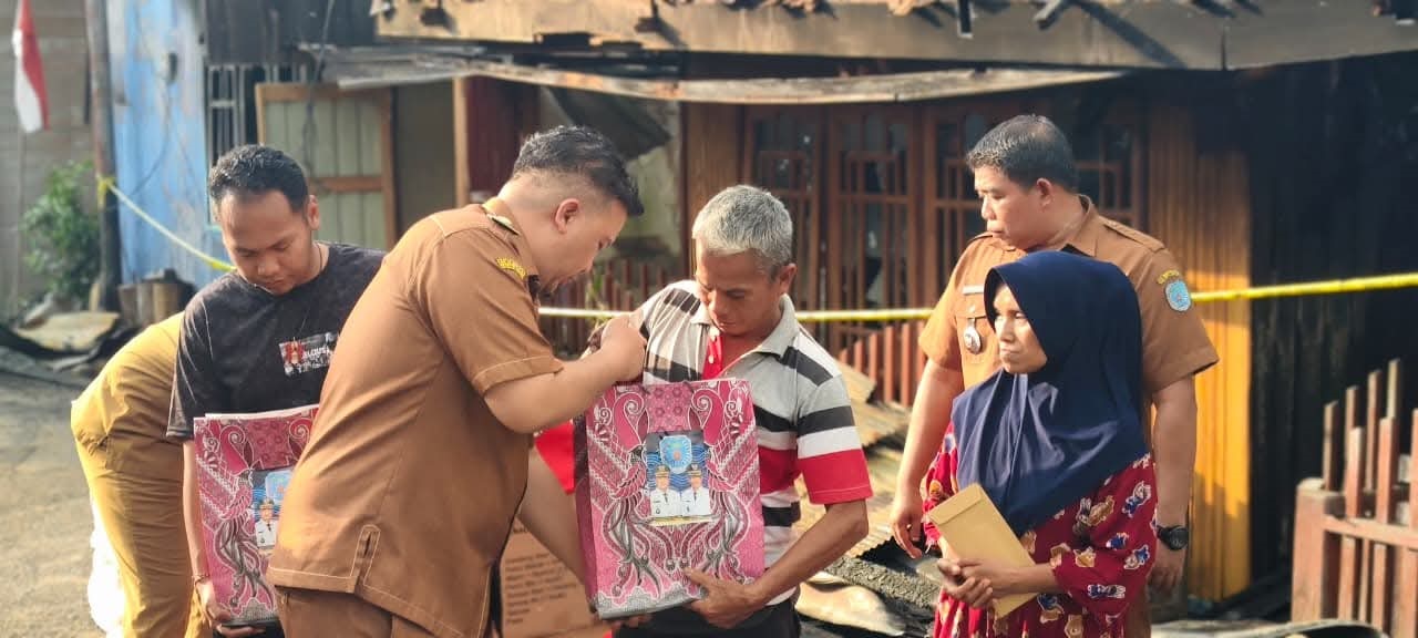 Bupati Lamandau Rizky Aditya Putra turun langsung menyalurkan bantuan kepada para korban pada Selasa (5/8).