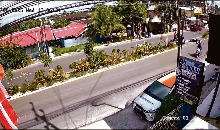 INSIDEN : Kecelakaan di jalur putar depan kantor PLN Pangkalan Bun, Jalan Paku Negara, Kelurahan Raja, Kecamatan Arut Selatan, Kobar, terekam kamera CCTV warga, Rabu (6/8/2025). FOTO: IST/RADAR SAMPIT