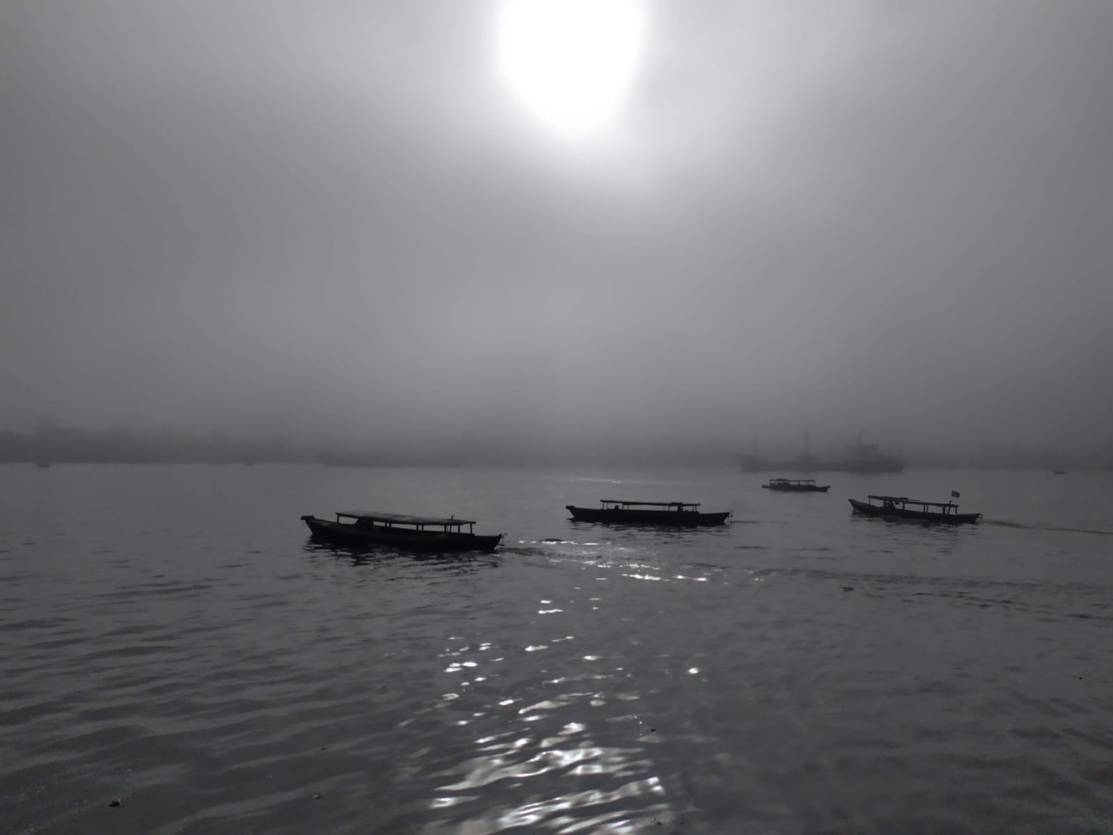 Kabut menyelimuti Sungai Mentaya. (Usay Nor Rahmad untuk Radar Sampit)