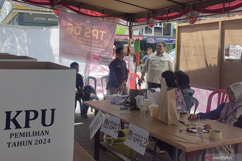 Ketua Bawaslu RI Rahmat Bagja saat memantau langsung PSU Pilkada Barito Utara Tahun 2024 ke TPS 06 Kelurahan Melayu, Kecamatan Teweh Tengah, Barito Utara, Kalimantan Tengah, Rabu (6/8/2025). (ANTARA)