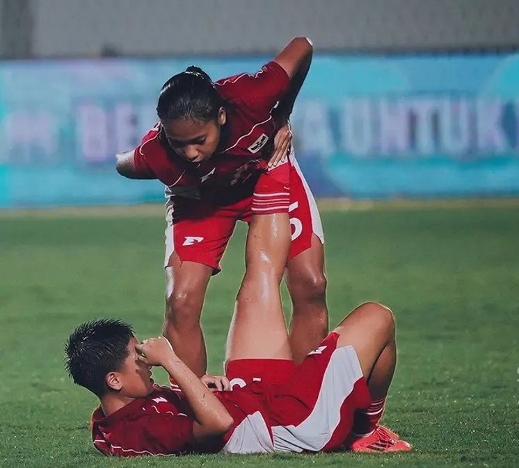 Pemain timnas putri Indonesia saat membantu rekannya, usai laga melawan Thailand di Piala AFF 2025.