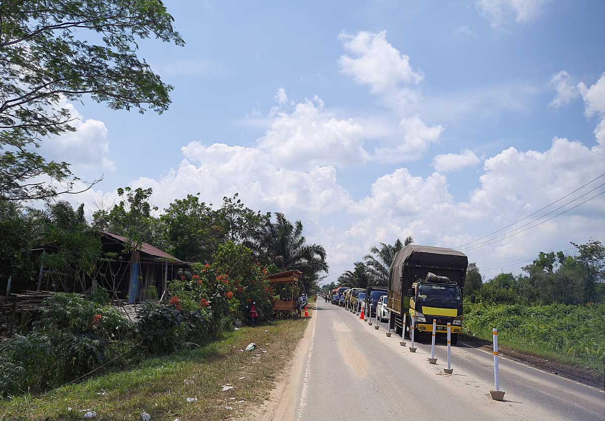 ANTREAN PANJANG: Kendaraan yang mengantre di Jalan Jenderal Sudirman km 18 menuju km 21 ruas Sampit-Pangkalan Bun, Rabu (6/8).