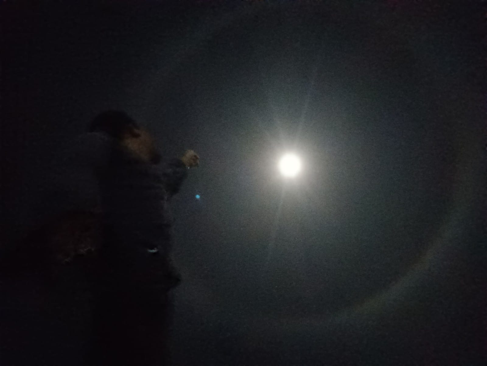 Fenomena bulan cincin di langit Sampit, Kabupaten Kotawaringin Timur, Rabu malam (6/8/2025).