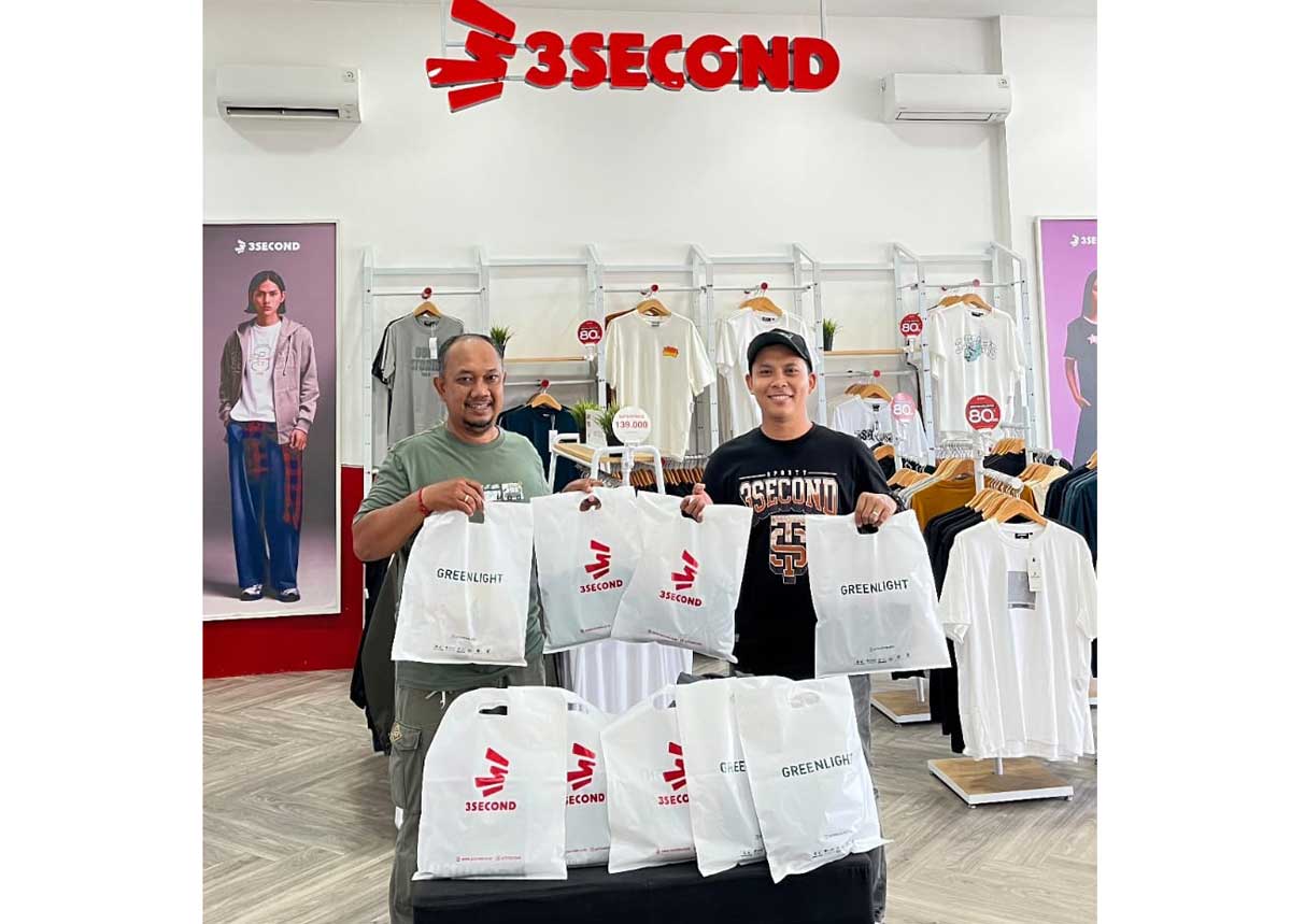 DUKUNGAN: Store Manajer 3Second Sampit Abdul Gani menyerahkan doorprize kepada Ketua Panitia Tono Triyanto, Kamis (7/8).