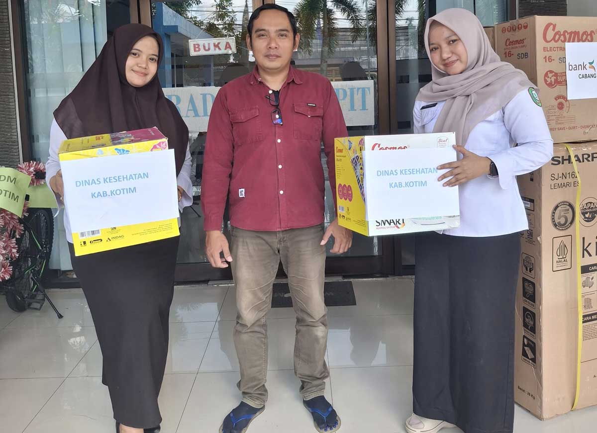 DUKUNGAN: Hadiah dari Dinkes Kotim untuk Gowes Kemerdekaan Radar Sampit.
