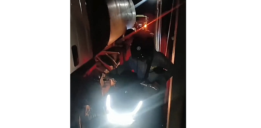 JEBOL: Pengendara motor nekat melewati samping truk tangki yang ambles di jembatan alternatif Sei Lenggana, Kamis (7/8/2025) malam