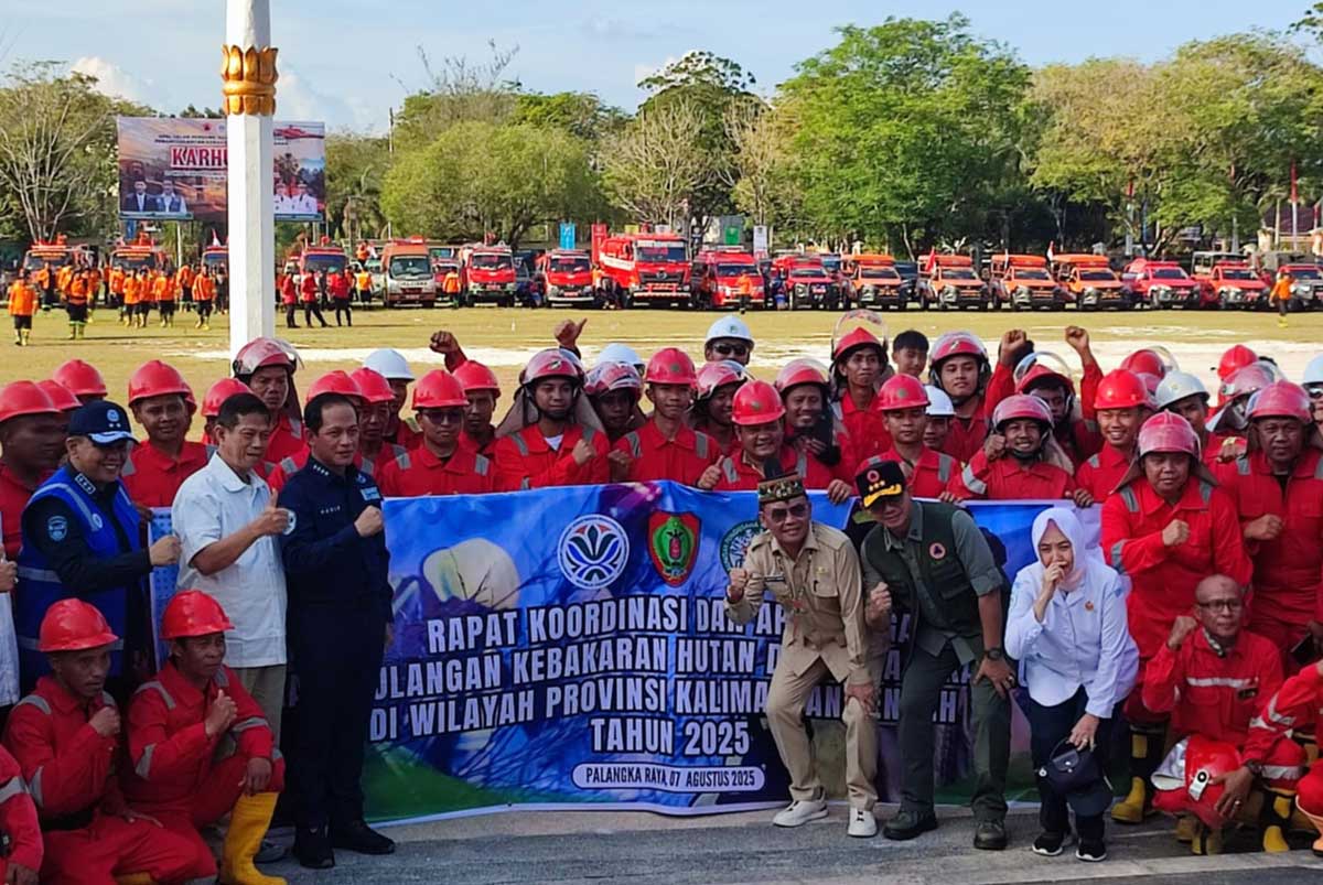CEGAH KARHUTLA: Menteri LHK Hanif Faisol Nurofiq dan Gubernur Kalteng Agustiar Sabran foto bersama di Kantor Gubernur Kalteng, Palangka Raya, Kamis (7/8).