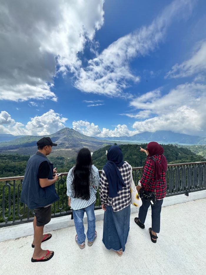 LIBURAN : Liburan keluarga di el lago caf&eacute; Kintamani, Bangli, Bali. FOTO: DOK/RADAR SAMPIT