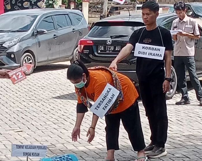 REKONSTRUKSI: Penyidik Polres Banjar bersama sejumlah saksi dan tersangka memperagakan reka ulang adegan pembunuhan sadis di halaman Mapolres Banjar, Kamis (7/8/2025) siang. (FADLAN ZAKIRI/RADAR BANJA