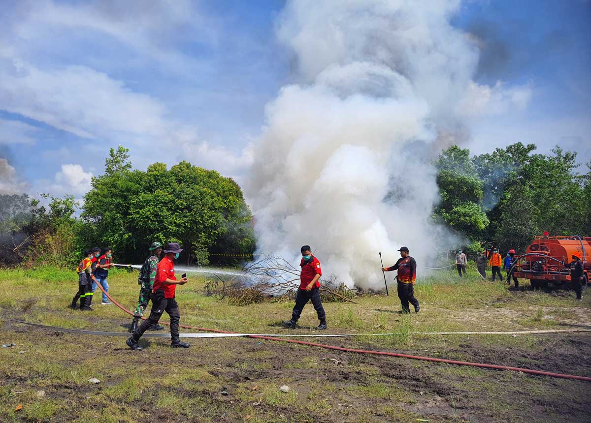 SIMULASI: Petugas melakukan simulasi pemadaman kebakaran lahan di belakang Kantor BPBD Kotim, Rabu (6/8).